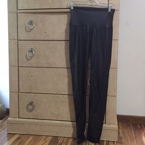 Faux leather type black leggings . High rise💪🏽